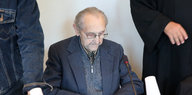 Der 95-jährige ehemalige SS-Sanitäter Hubert Zafke im Landgericht Neubrandenburg