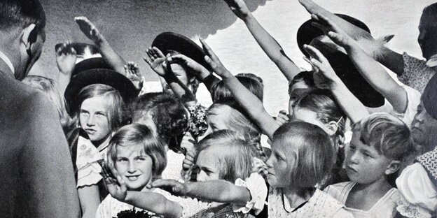 Adolf Hitler mit Kindern, die ihre rechte Hand zum "deutschen Gruß" erheben