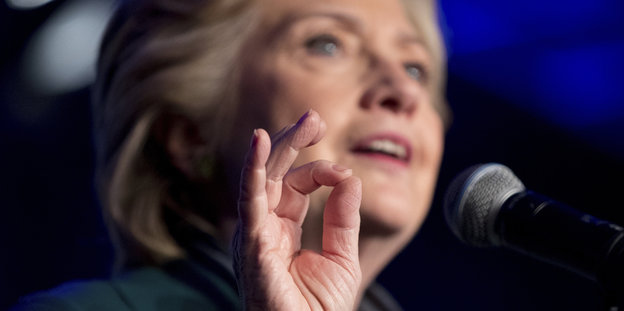 Hillary Clinton redet und gestikuliert