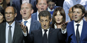 Nicolas Sarkozy spricht bei einer Wahlveranstaltung und hebt bedeutsam die Hände