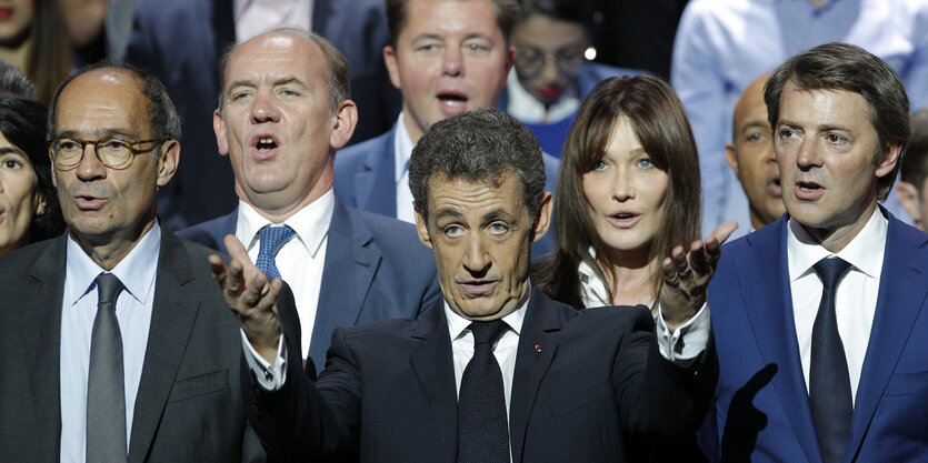 Nicolas Sarkozy spricht bei einer Wahlveranstaltung und hebt bedeutsam die Hände