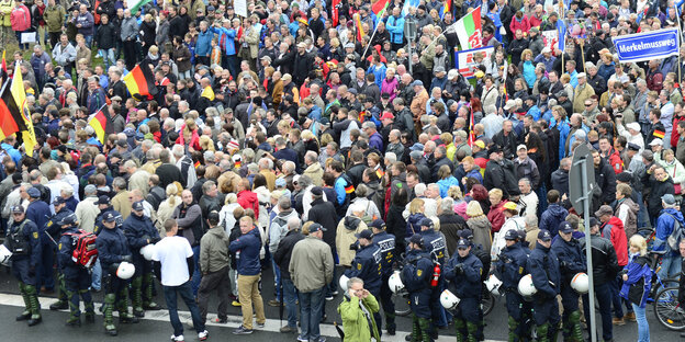 Eine Masse an Menschen demonstriert