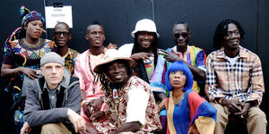 Neun Mitglieder der Mark Ernestus' Ndagga Rhythm Force posieren für das Foto