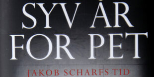weiße und rote Schrift