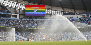 Eine Regenbogenflagge wird auf den Bildschirmen des Stadions von Manchester City angezeigt