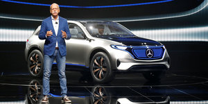 Daimler-Chef Dieter Zetsche steht vor einem Mercedes