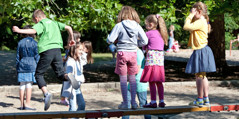 Kinder auf einem Kinderspielplatz