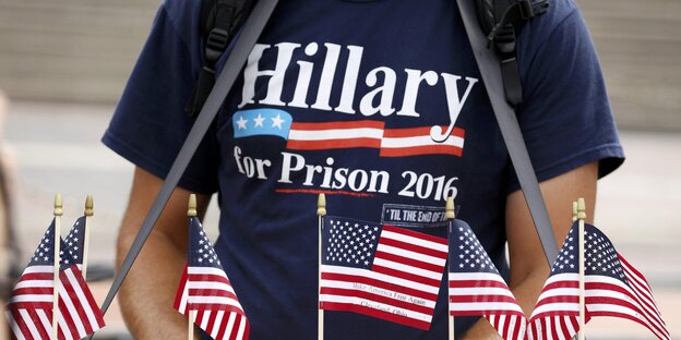 "Hillary for Prison" steht auf einem T-Shirt