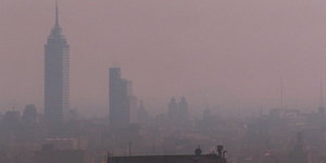 Die Silhouette einer Stadt im Smog