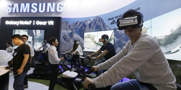 Mehrere Menschen testen Virtual-Reality-Brillen