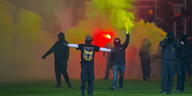 Fans mit Bengalo-Feuerwerk