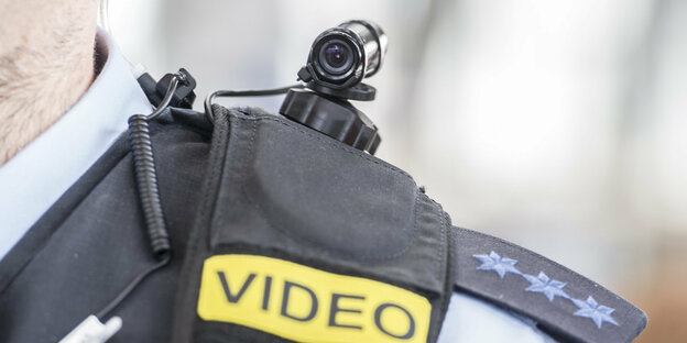 Eine Bodycam auf der Schulter eines Polizisten