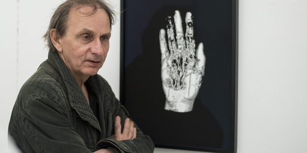 Michel Houellebecq vor einem Kunstwerk