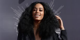 Eine Frau mit langen schwarzen Haaren, es ist Solange Knowles