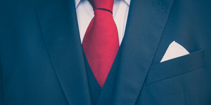 Bildausschnit eines Anzugträgers mit Krawatte