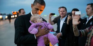 US-Präsident Obama hält ein Baby