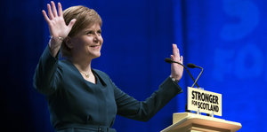 Die Erste Ministerin von Schottland Nicola Sturgeon gestikuliert