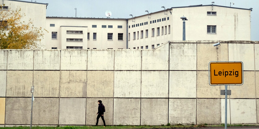 Ein Ortsschild vor einem Gebäude