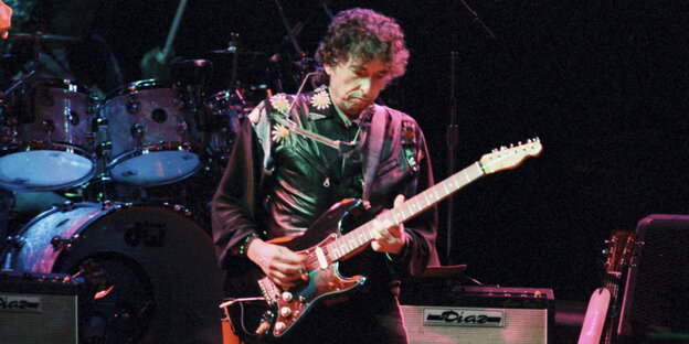 Bob Dylan spielt Gitarre