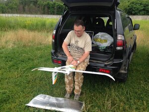Ein Mann mit Auto und Modellflugzeug Ein Mann mit Auto und Modellflugzeug