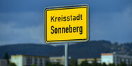 Gelbes Ortseingangsschild der Kreisstadt Sonneberg