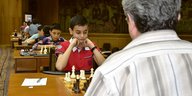 Kinder und Erwachsene spielen Schach
