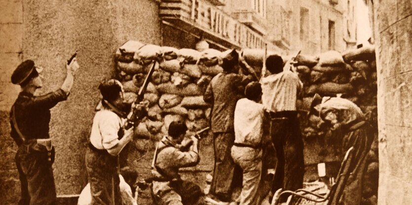 alte Fotografie (aus den 1930ern), Menschen mit Waffen hinter einer Barrikade aus Sandsäcken