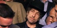 Bob Dylan zwischen anderen Zuschauern eines Boxkampfes