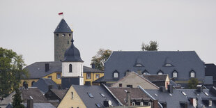 Dorfkulisse mit Kirchturm