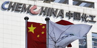 Die chinesiche Flagge weht vor dem Hauptquartier von ChemChina