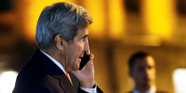 Kerry, telefonierend