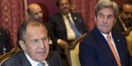 Außenminister Lawrow (vorne l.) und sein US-Kollege Kerry in einem Sitzungssaal