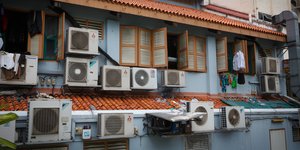 Klimanalagen an einem Haus in Singapur