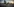 Rechts im Hintergrund die aufgehende Sonne, im Vordergrund Panzer und bewaffnete Soldaten