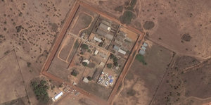 Luftbild eines Gefängnisses in einer sonst kargen Landschaft