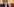 Ein Mann mit schwarz-grauen Haaren in Anzug applaudiert vor seinem Gesicht