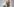 Johaug hält sich eine Hand vor das Gesicht