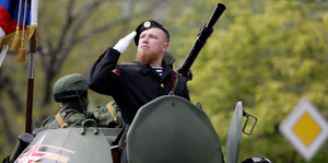 Arsen Pawlow salutiert aus einem Panzer heraus