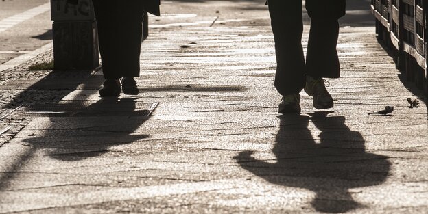 Schatten auf dem Bürgersteig Schatten auf dem Bürgersteig