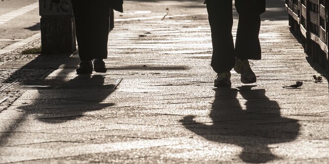 Schatten auf dem Bürgersteig