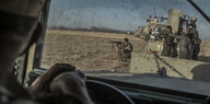 Peschmerga halten ihre Waffen bereit. Sie befreien Dörfer im Südosten von Mossul im August