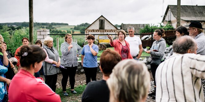 Eine Gruppe von Menschen im Gespräch. Die meisten sind Frauen