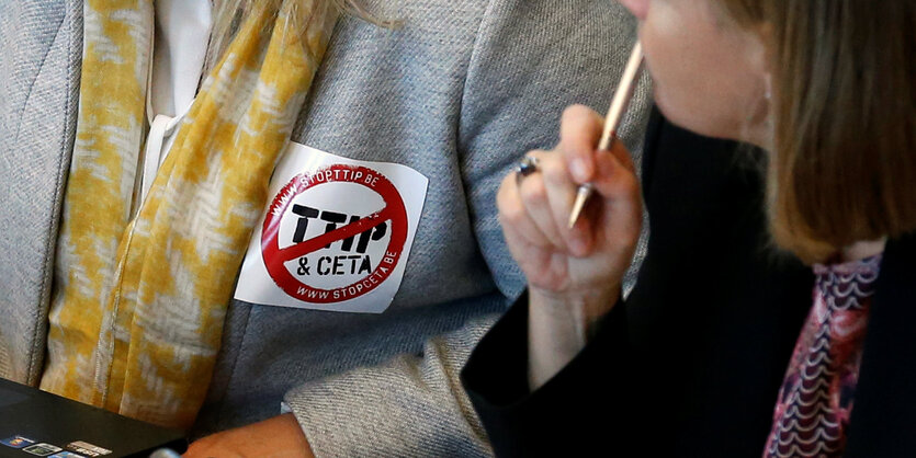 Frau mit Anti-Ceta-Sticker