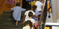 Kinder laufen eine Treppe hinauf
