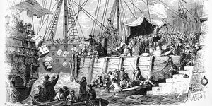 Eine schwarz-weiße Zeichnung zeigt ein Schiff, von dem Kisten ins Wasser geworfen werden