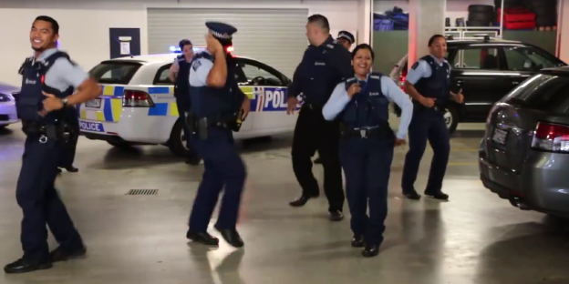 Eine Gruppe Polizistinnen und Polizisten tanzt in einem Parkhaus