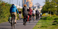 Eine Gruppe Fahrradfahrer fährt durch den Berliner Gleisdreieckspark auf den Potsdamer Platz zu