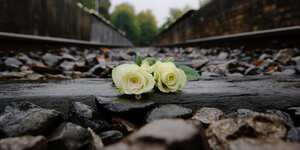 Zugschienen mit weißen Rosen zum Gedenken