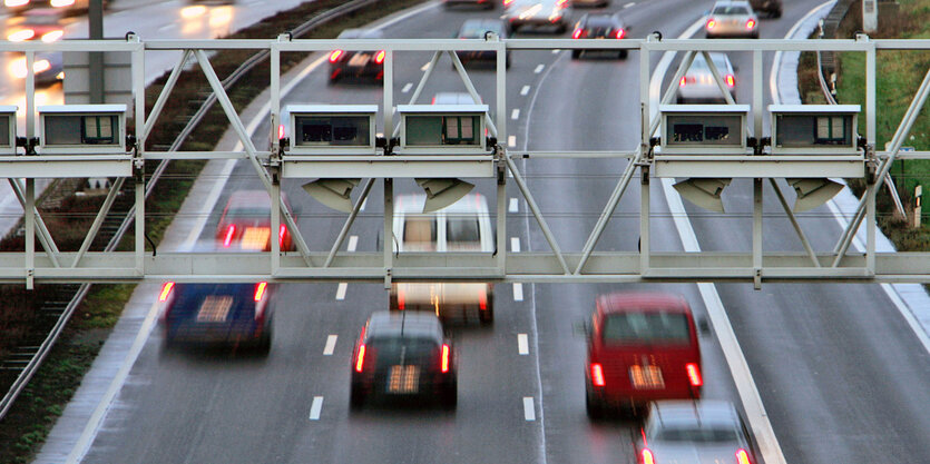 Mautbrücke auf der Autobahn