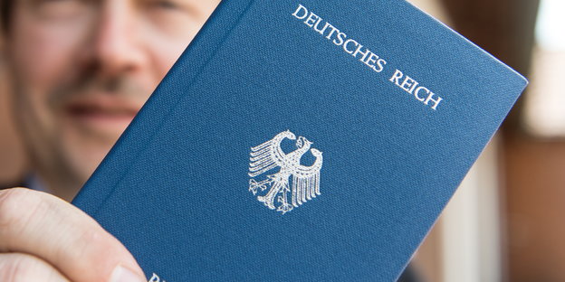 ein blauer Reisepass auf dem „Deutsches Reich“ steht